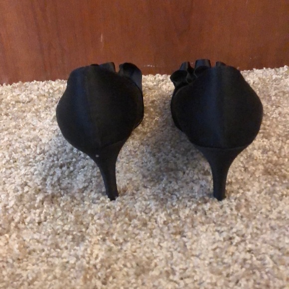 Black heel with Ruffles - Picture 3 of 4